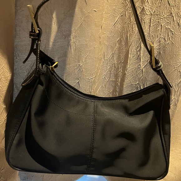 Kenneth Cole Reaction Black Adjustable Shoulder Strap Leather Handbag - Picture 4 of 6